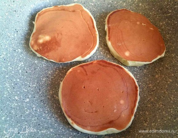В этом деле главное — не торопиться, аккуратно лопаточкой поддели, перевернули и печем дальше.