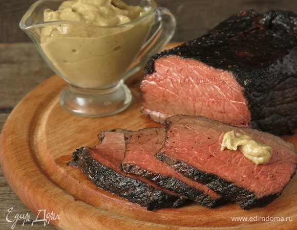 Для варианта с кровью выдерживаем 25–30 минут в духовке при закрытой дверце. В горячем варианте мне понравился ростбиф без крови, а холодный — однозначно с кровью. Не помещаю это фото как главное из-за «кровожадности» кадра. С кровью приготовила мясо бедренное, ложный ростбиф, кусок не специально для ростбифа, разница есть.