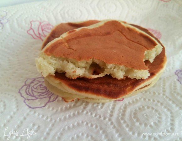 Первый на пробу. Воздушный, легкий, прожаренный, бледно-зеленого цвета. Печем дальше:)