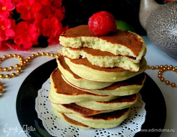 «Пизанская башенка» из пышных панкейков готова:) Получилось немало, 3 стопочки. Кстати, мой младший сын оладьи не любит, а панкейки уплетает за обе щеки. Удобно, ни капли масла, нежирно и вкусно. Пока рецепт готовился в номер, от панкейков остались рожки да ножки:)