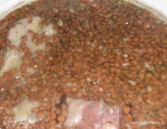 В 3–х литровой кастрюле мясо залить водой и довести до кипения. Всыпать промытую чечевицу. Убавить огонь и варить 1,5 часа.