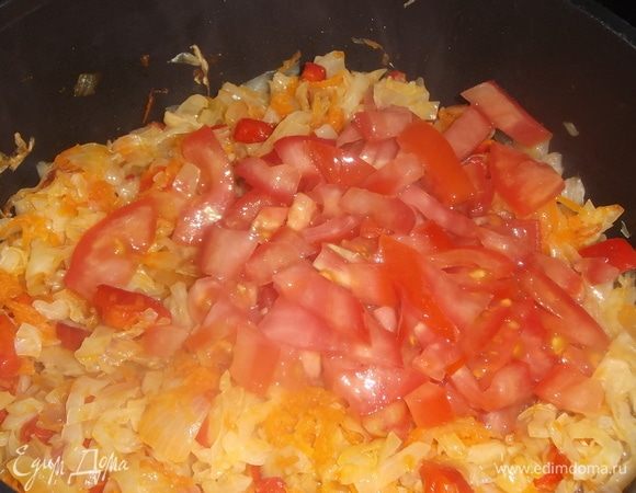 Добавить нарезанный помидор.