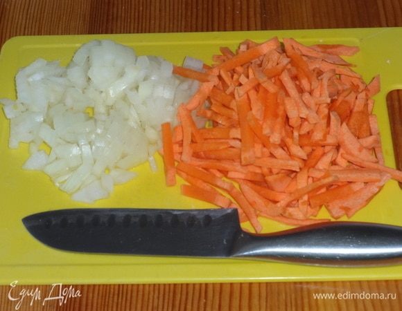 Лук и морковь нарезать соломкой.