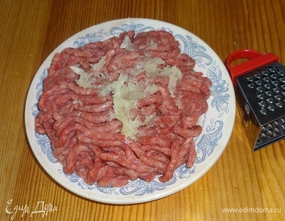 Чеснок очистить, натереть на мелкой терке, соединить с фаршем, перемешать.
