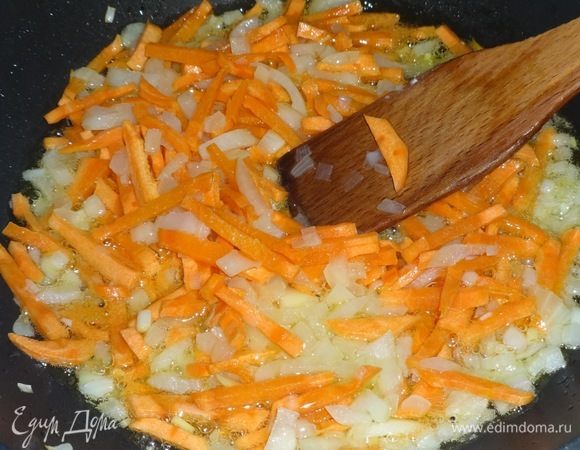 В сотейник налить растительное масло, положить лук и морковь. Обжаривать на среднем огне 8–10 минут.