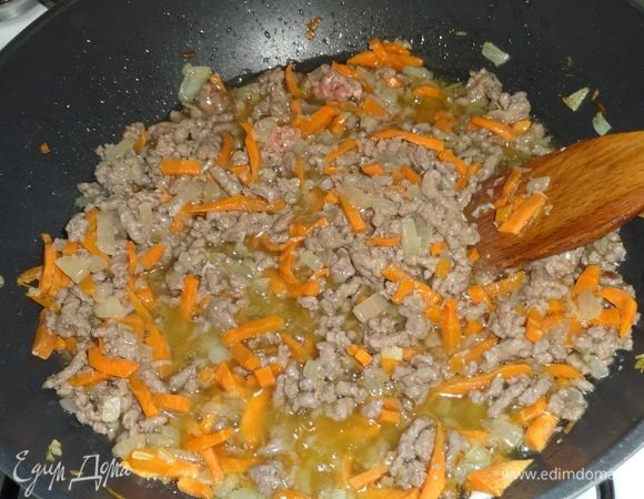 Добавить к овощам фарш и жарить, помешивая, еще 10 минут.