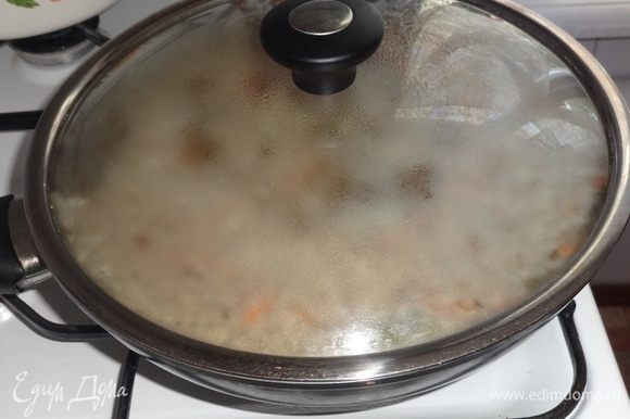 Накрыть сотейник крышкой и варить суп 25–30 минут.