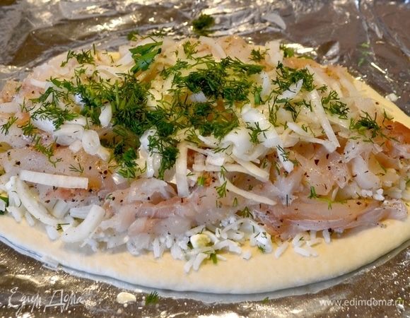 Готовим рыбник. Раскатать тесто дрожжевое. Первым слоем — отваренный рис с яйцами и зеленью. Далее филе трески, приправленной специями, и полить соком лимона. Следующий слой — репчатый лук со специями и зеленью.