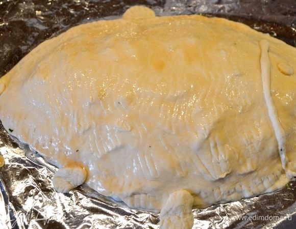 Накрываем слоем раскатанного теста и формируем рыбку. Отправляем в духовку при 190°C до готовности.