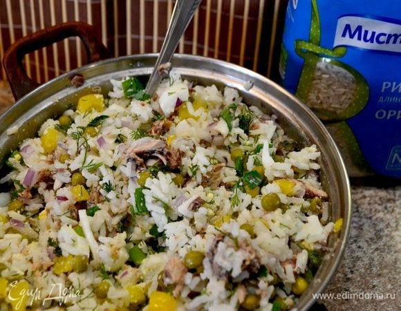 Пока запекается рыбник, готовим салат. Смешиваем отваренный рис, яйца, рыбу сайру разделить на кусочки, добавить остальные ингредиенты, майонез, все перемешать.