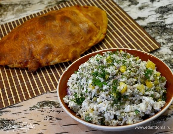 Готовый пирог и салат подать на стол! Пирог смазать сливочным маслом и накрыть полотенцем на 10 минут.