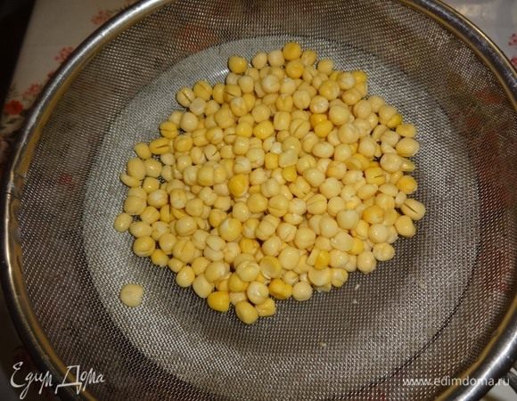 Замоченный горох откинуть на дуршлаг, промыть холодной водой.