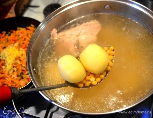 Когда мясо почти готово, забрасываем целиком (не режем) картошку, горох. Мясо достать и разделить на кусочки.