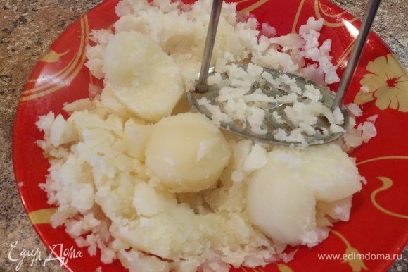 Когда картошка готова, достать и размять толкушкой, но не так, чтобы прям пюре-пюре, от этого суп приобретает более нежную и наваристую структуру, чем когда просто соломкой нарезать картошку.