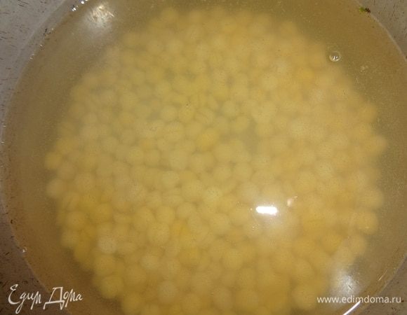 Горох положить в кастрюлю, залить холодной водой, довести до кипения и варить на медленном огне 35–40 минут. Не переварить! Горошины разделятся на 2 половинки, нужно следить, чтобы они не превратились в пюре, ведь этот горох нужен для салата.