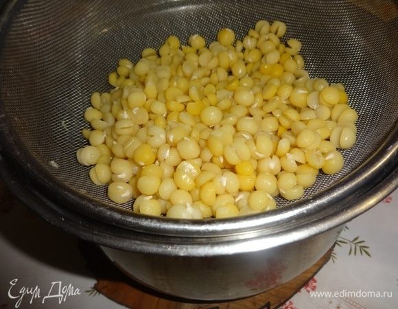 Отварной горох откинуть на сито и дать полностью стечь воде.