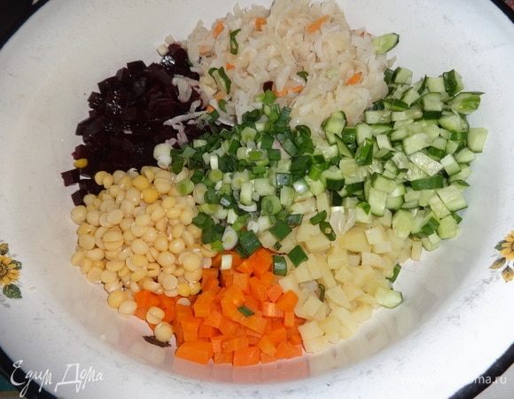 Все подготовленные продукты выложить в большую миску. Посолить, поперчить, полить оставшимся маслом, перемешать.