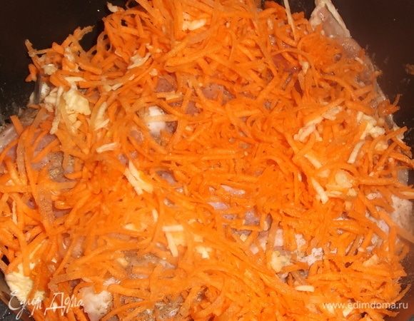 Укрыть курицу оставшейся половиной моркови с чесноком.