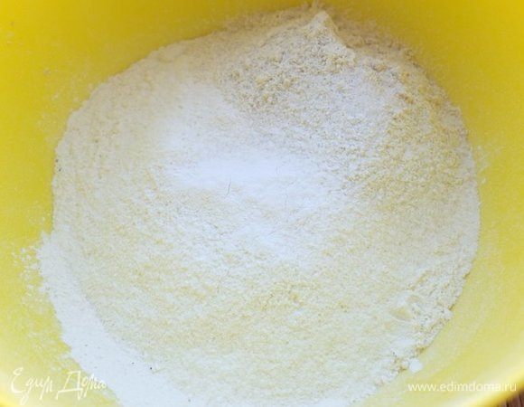 В емкости соединяем сухие ингредиенты: муку пшеничную, муку цельнозерновую, сахар, ванильный сахар, разрыхлитель.