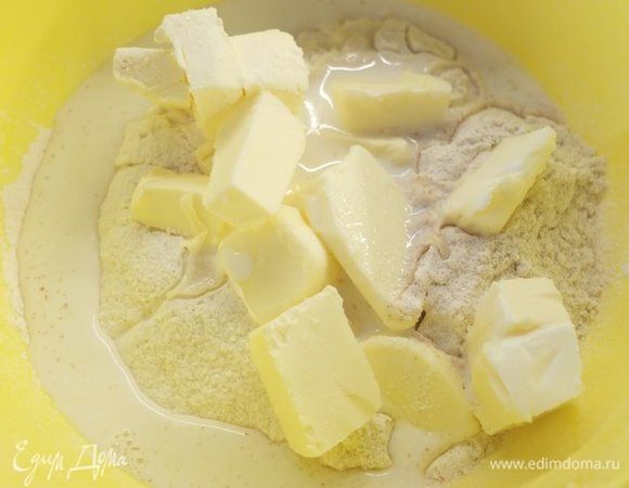 К сухой смеси добавляем размягченное сливочное масло и молоко.