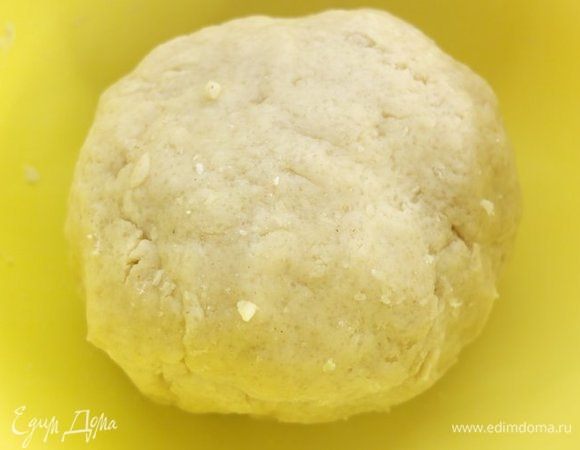 Замешиваем тесто. Если тесто будет рассыпаться, то можно добавить немного молока. Если будет жидким, то муки. Это зависит от муки, т. к. мука разных производителей обладает разными свойствами. Тесто убираем в холодильник на 10–15 минут.