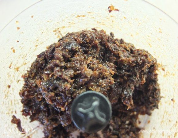 Чернослив измельчаем в блендере. Можно нарезать ножом на мелкие кусочки.