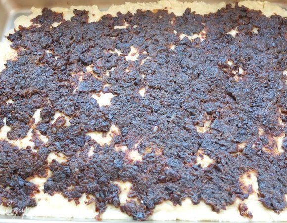 Сверху распределяем измельченный чернослив.