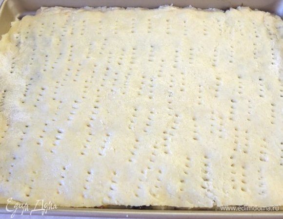 Накрываем вторым тонко раскатанным пластом. Для красоты я сделала вилкой частые проколы.