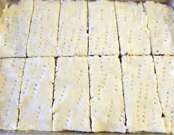 Нарезаем печенье на порционные куски, как вам больше нравится — квадраты, прямоугольники, треугольники.