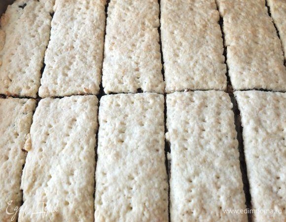 Выпекаем в разогретой до 180°C духовке 25–30 минут до румяного верха.