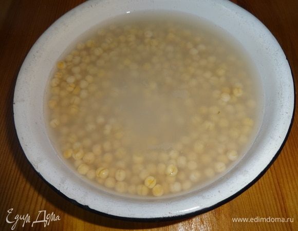 Горох ТМ «Националь» замочить в холодной воде на 3 часа. По истечении времени откинуть на дуршлаг и промыть проточной водой.