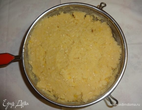 Сваренный горох откинуть на дуршлаг для удаления излишков жидкости.