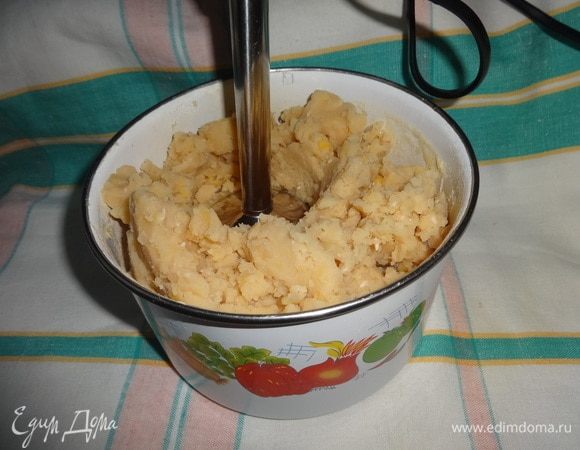 Гороховую массу пюрировать блендером.