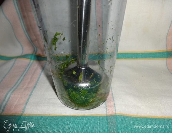 Шпинат вымыть, обсушить и также измельчить блендером.