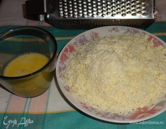 Брынзу натереть на мелкой терке. Яйца взболтать с мукой.