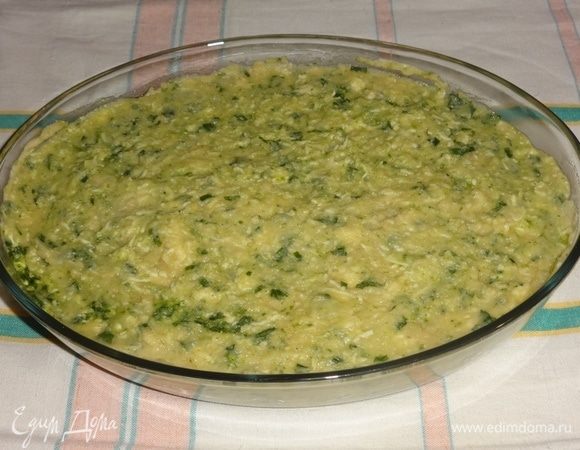 Форму смазать растительным маслом, выложить горохово-сырную массу, разровнять. Запекать в духовке при 180°C 25–30 минут до золотистой корочки.