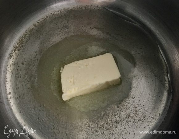 В кастрюле разогреть растительное масло и чайную ложку сливочного масла.