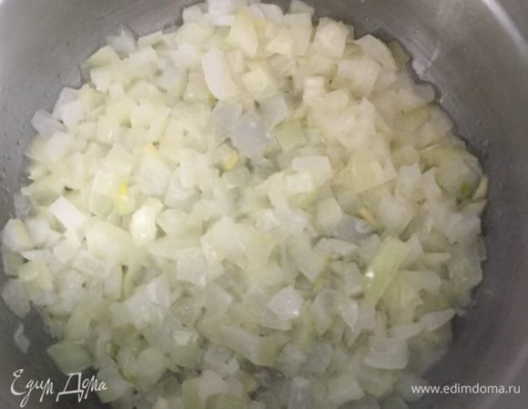 Отправить в масло лук и начать обжаривать.