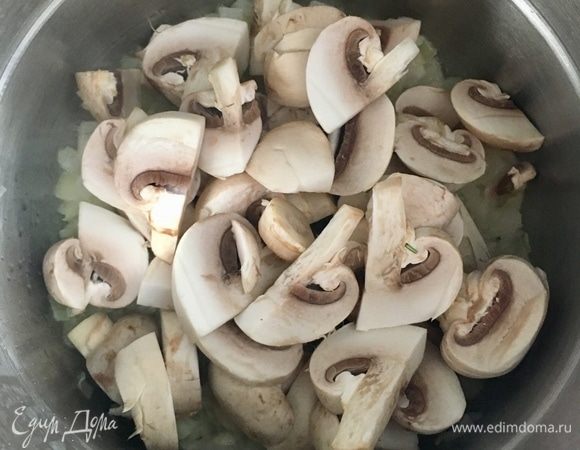 Когда лук станет прозрачным, добавить к нему нарезанные грибы.