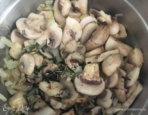 Тут же грибы поперчить по вкусу, добавить мелко нарезанные иголочки розмарина, но пока не солить. Перемешать и потушить все вместе минут пять, пока грибы не поменяют свой внешний вид, то есть посветлеют и уменьшатся в размере.
