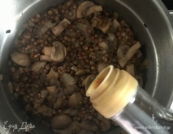 Варить согласно инструкции на упаковке до готовности чечевицы. В конце варки вместо соли добавить соевый соус по вкусу. Перемешать, закрыть крышкой и оставить настаиваться ненадолго.