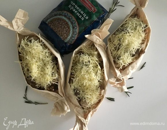 Распределить чечевицу с куриным мясом и грибами по всем трем лодочкам, сверху посыпать сыром и отправить под гриль в духовку при 180–200°C буквально минут на 7–10. Нам главное, чтобы еще раз все прогрелось, а сыр расплавился и зазолотился.