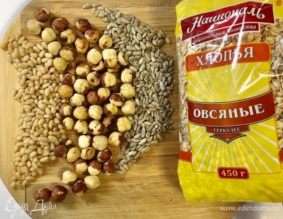 Подготовим все сухие ингредиенты. Основу гранолы составляют овсяные хлопья. Я использую высококачественные овсяные хлопья ТМ «Националь». Далее орехи (можно брать любые по вкусу). Я использую фундук. Предварительно фундук я подсушила в духовке и освободила от шелухи. Ничего страшного, если шелуха снялась не полностью. Также я взяла кедровые орешки и семечки подсолнечника. Их я не обжаривала заранее.