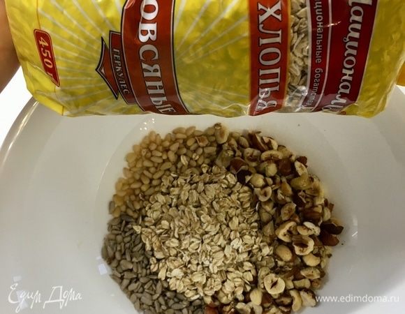 Итак, в чаше смешиваем овсяные хлопья, орехи и семечки.