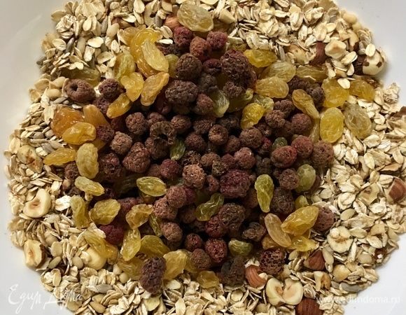 Добавляем изюм и малину, перемешиваем.