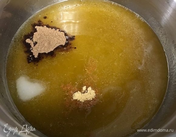 В сотейнике растопить мед. Если мед уже жидкий, то прогреть его, не доводя до кипения. Вместе с медом прогреть растительное масло, добавивив щепотку соли и специй (корицу и имбирь).