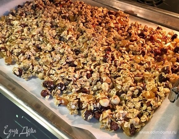 Противень застелить пергаментом и выложить на него будущую гранолу. Духовку заранее разогреть до 180°C. И отправить хрустящую смесь в духовку примерно на 40 минут. Чтобы гранола пропеклась равномерно, каждые 10 минут необходимо перемешивать ее ложкой. Через 40 минут духовку выключить и оставить гранолу остывать и подсыхать. Я делала гранолу с вечера и еле дотерпела до утра, потому как ароматы малины, меда и специй просто вырывались наружу, заставляя сгрызть ее тут же еще горячей!
