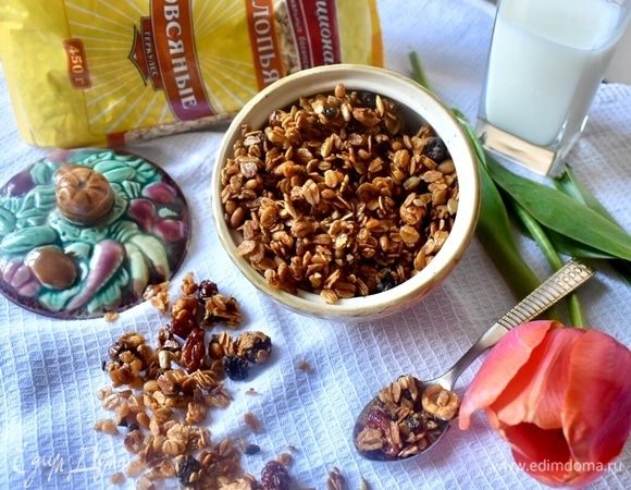 А утром, к завтраку, у нас была хрустящая малиново-медовая гранола. Девочки, очень советую, если вы еще ни разу не готовили дома такие хрустящие сладкие завтраки, обязательно приготовьте. Честно скажу, с покупной гранолой домашний вариант не сравнится! Очень вкусная и хрустящая, ароматная за счет меда и специй и при этом очень полезная.