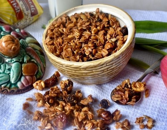 Гранола идеально сочетается с молоком, йогуртом, простоквашей или кефиром. Не только ребенка не могла оторвать от этих хрустящих крупинок, но и себе насыпала в контейнер, как полезный веселый перекус в течение дня. И хрустела ей вообще без всего!