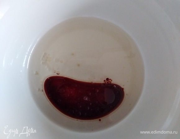 Пока грибы варятся, приготовим маринад. Смешать масло, соевый соус и уксус.